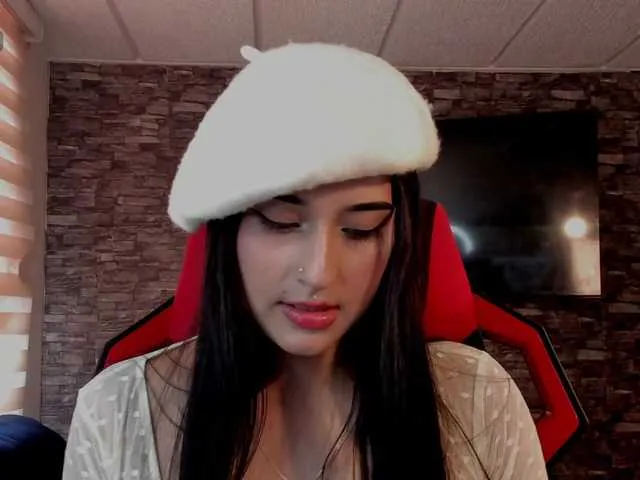 Offline Charlotte-greys on BongaCams