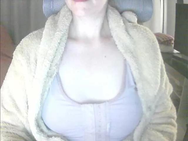 Offline CreamyWoman on BongaCams