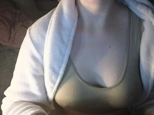 Offline CreamyWoman on BongaCams