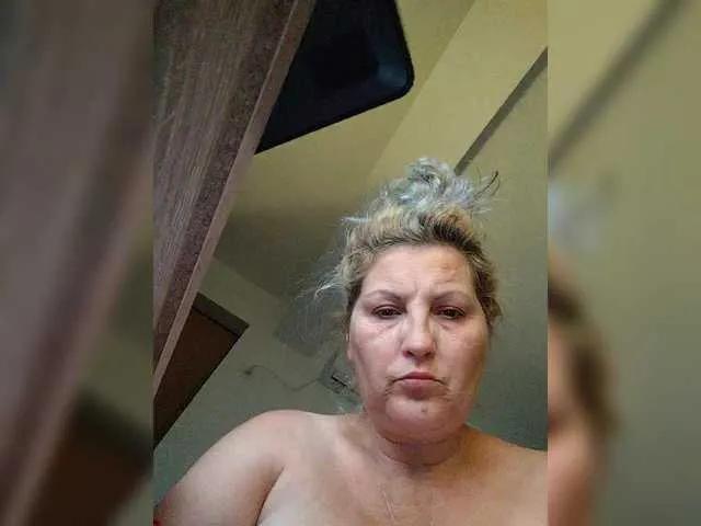 Offline DivineBlond on BongaCams