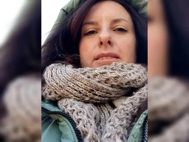 Offline Erine9900 on BongaCams