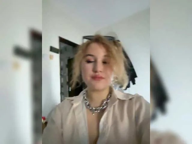 Offline Foxirox on BongaCams