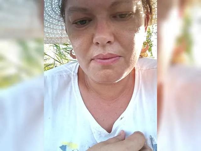 Offline Juliamad on BongaCams