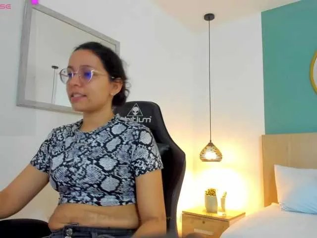 Offline lucy-blue28 on BongaCams