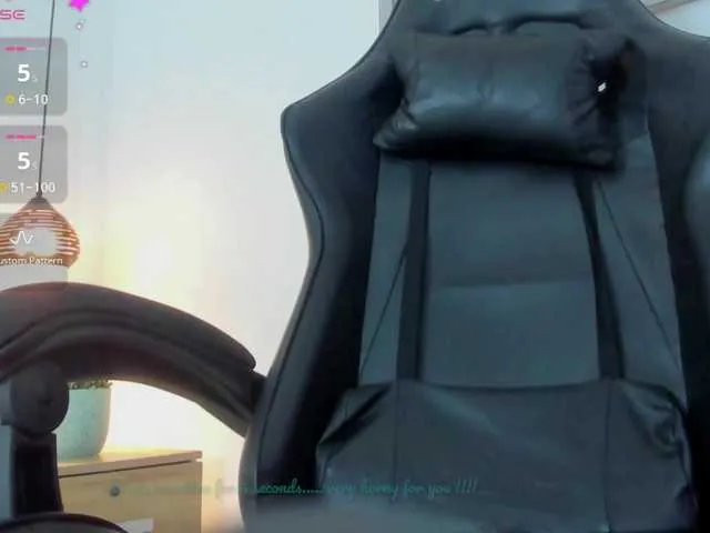 Offline lucy-blue28 on BongaCams