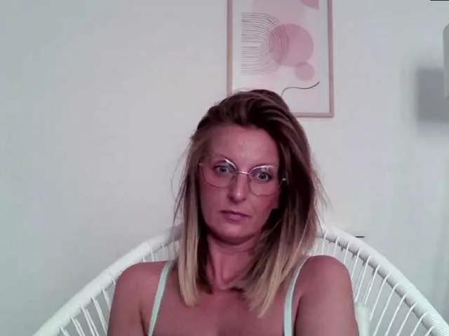 Offline RachellaFox on BongaCams