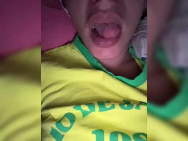 Offline Robineee13 on BongaCams