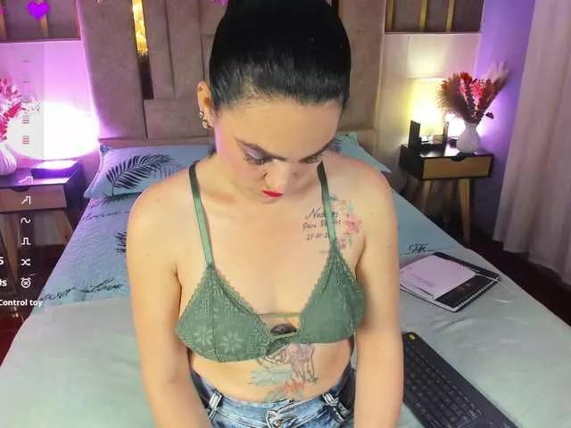 Offline scarlethit on BongaCams