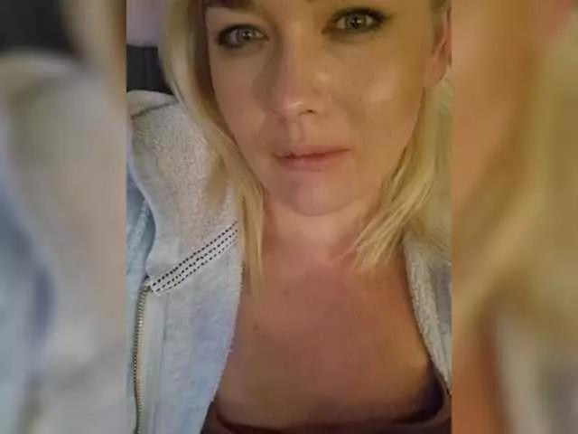 Offline Yesenia-1 on BongaCams