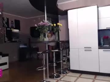 roxana_brooks — doggy shakes #milf #bigboobs #mature #lovense #mommy [0 tokens remaining]