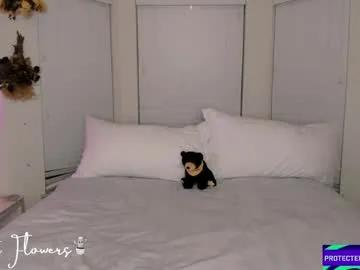 Freechat violetttflowers on Chaturbate