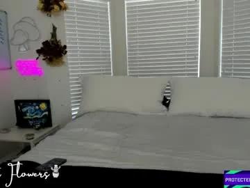 Freechat violetttflowers on Chaturbate