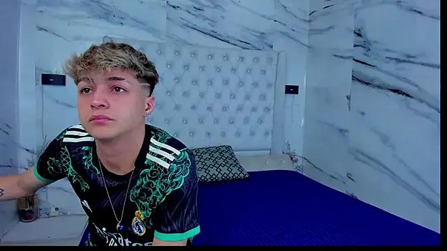 Freechat Ari_and_Storm on StripChat