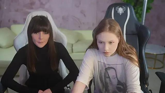 Freechat Esmie_Smile on StripChat