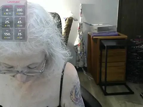 JoleneDelacroix — Remove my top & flash my tities