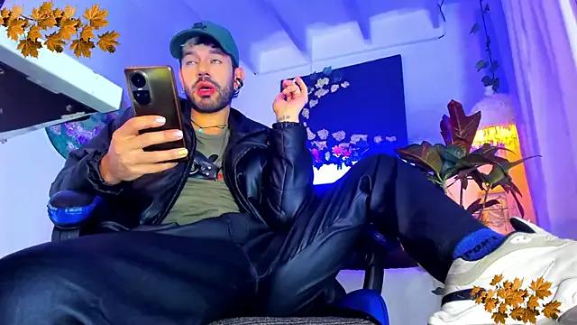 Freechat LatinMilk_ on StripChat