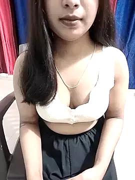 Freechat Maahhii_2 on StripChat