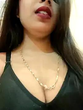 Freechat Maahhii_2 on StripChat