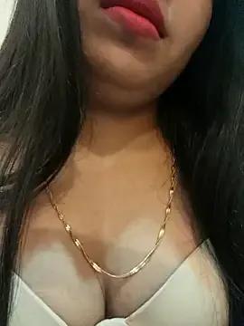 Freechat Maahhii_2 on StripChat