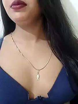 Freechat Maahhii_2 on StripChat