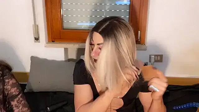 Nina-Holly on StripChat