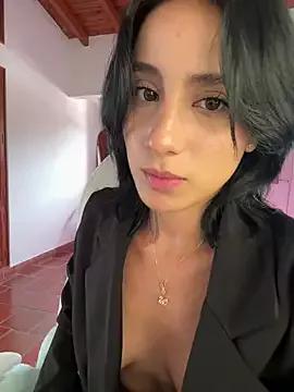 Streaming cum slutz: Activate your senses with our specialised livestreamers, who make interacting sweet and kinky at the same time.