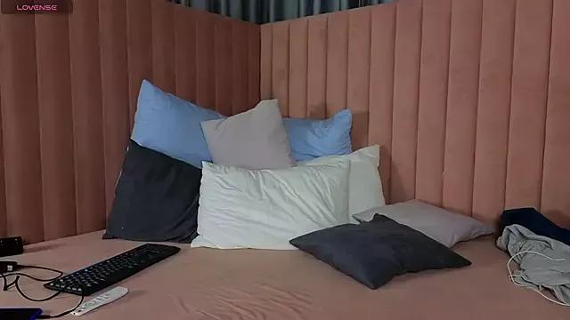 CaitlinCrystal from StripChat is Freechat