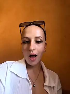 emma4xxx from StripChat is Freechat