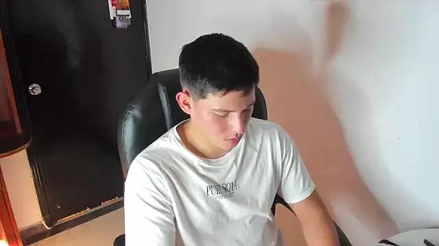 JamesCr_ from StripChat is Freechat