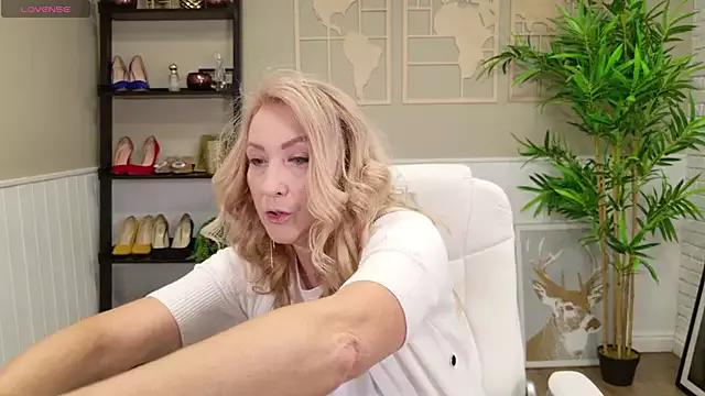 LadyLeea from StripChat is Freechat