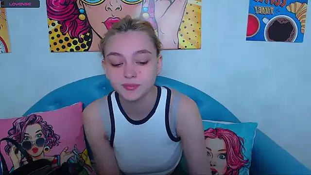 LucyGoldi from StripChat is Freechat