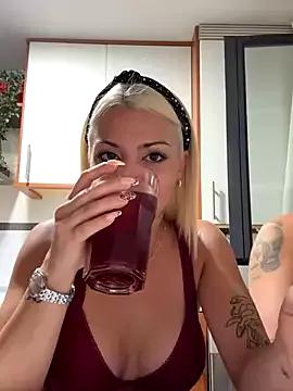 Outdoor: try our beautiful broadcasters as they explore their beautiful physiques, getting undressed and wet, giving you a glimpse into the world of temptation.