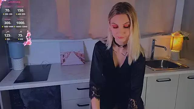 QueenieCatlow from StripChat is Freechat