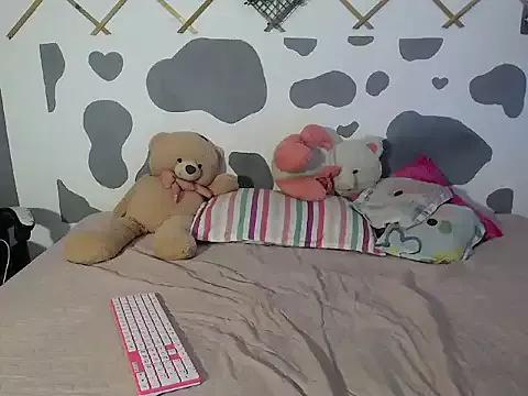rosee_kitty from StripChat is Freechat