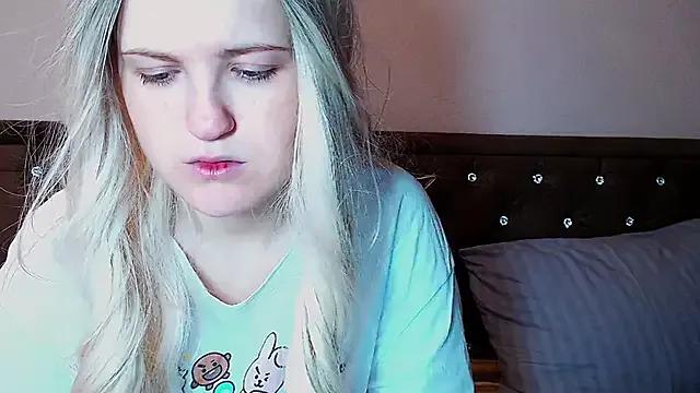 Sara4uu from StripChat is Freechat