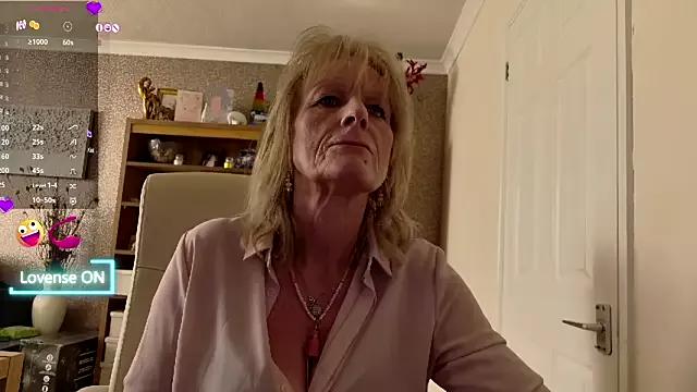 TopazCamgirl from StripChat is Freechat